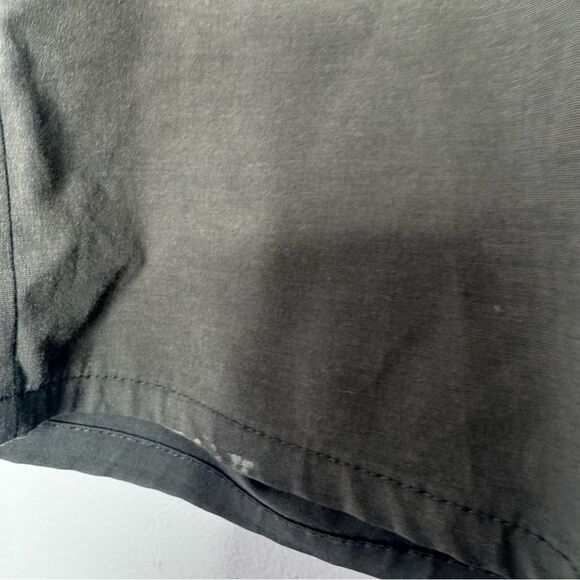 Vuori gray shorts
Waist 17”
Length 18”
Inseam 8”

BR135 - Picture 3 of 5